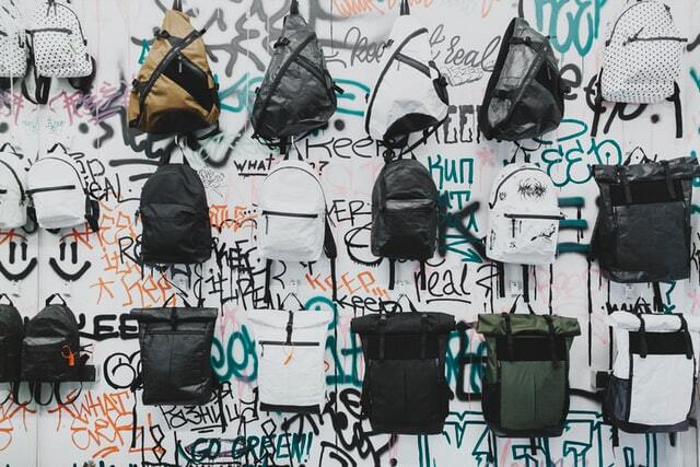 Diferentes tipos de mochilas en una pared.